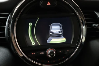 MINI Cooper Hatchback Chili Serious Business 3 deurs / Navigatiesysteem / Leder / John Cooper Works Exterieurpakket / Lichtpakket / Extra Getint Glas / Climate Control / Parkeersensoren / LED / Bluetooth / Cruise Control / Sportstoelen / 17 Inch / 27