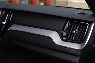 Volvo XC60 T6 Recharge AWD R-Design | Stoelverwarming | Parkeercamera | Panoramadak | Memorystoel | Keyless / 24