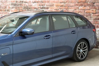 BMW 5 Serie Touring 530e High Executive M Sport Pakket Automaat  / Live Cockpit Professional / SOH 87% / Panoramadak / Trekhaak / Driving Assistant Professional / Comfortstoelen / Laserlight / Head-Up Display / Adaptief Onderstel / DAB / Parking Assistant / Hifi / 12