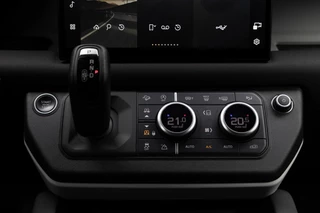 Land Rover | Defender 3.0 D250 110 MHEV SE | Luchtvering | Groot Infotainmentscherm | Premium Audio by Meridian | Black Pack | FULL LED | / 23