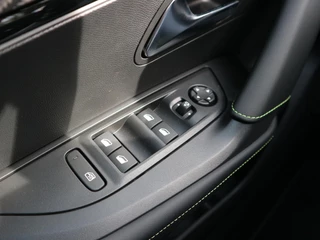 Peugeot 2008 1.2 Hybrid 145 GT Alcantara / Full-Option / ACTIE / 17