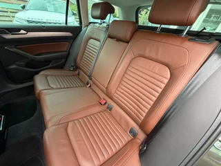 Volkswagen Passat Variant 1.4 TSI ACT Highline Business R / Pano / Massage / Camera / Sportleder / Trekhaak / Zeer mooie auto ! / 42