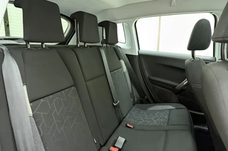 Peugeot 2008 1.2 PureTech Blue Lion 110pk | Navigatie | Panoramadak | Airco | Cruise Control | Parkeersensoren Achter | Bluetooth | Mistlampen / 14