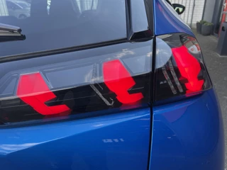 Peugeot 2008 100pk Allure Pack (Camera - Automatische Airco - i-cockpit - Navigatie - 17" - Apple Carplay - LED) / 26