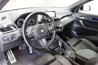BMW X2 xDrive20i High Executive M Sport Pakket Automaat  / Navigatiesysteem Plus / Leder / Panoramadak / Achteruitrijcamera / Stoelverwarming / Climate Control / Hifi / Shadow Line / Parkeersensoren voor+achter / Extra Getint Glas / 19 Inch / 14