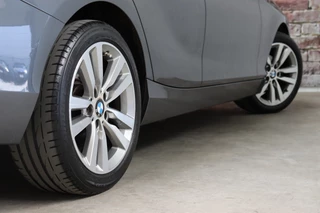BMW 1 Series 118i Executive Sport Line Automaat 5 deurs / Navigatie Professional / LED / Trekhaak / Climate Control / 17 Inch / Bluetooth / Sportstoelen / Parkeersensoren / Lichtpakket / Cruise Control / Stoelverwarming / Neerklapbare Achterbank / 6