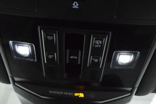 Volkswagen T-Roc 1.5 TSI 150pk DSG R-Line Business+ Black Style Trekhaak Camera IQ.Light Panoramadak Virtual Cockpit Navigatie / 39