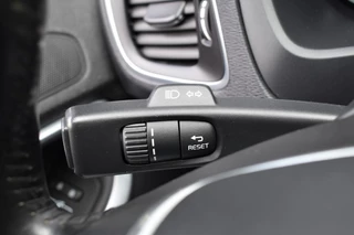Volvo V40 1.6 T3 MOMENTUM NAVI / PDC / STOEL VERW. / TREKHAAK / 18