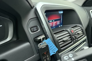 Volvo XC60 2.0 T5 FWD Ocean Race 245pk | Panoramadak | Elektrische stoelen | Verwarmde voorruit | Stoelverwarming | Handsfree kofferklep | Camera | Lederen bekleding | Afneembare trekhaak | 1.600kg trekgewicht | NL auto / 33