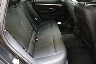 BMW 3 Serie Gran Turismo 335i xDrive High Executive M Sport Pakket Automaat  / Navigatiesysteem Professional / Panoramadak / Trekhaak / Leder / Innovatiepakket / 18 Inch / Shadow Line / Active Cruise Control met Stop en Go-functie / Stoelverwarming / Climate Control / Xenon / Extra Getint Glas / 17