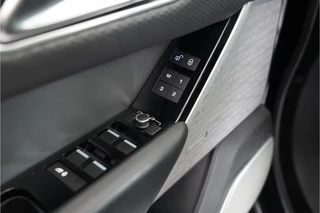 Land Rover Range Rover Velar 2.0 I4 Turbo 300 pk AWD R-Dynamic SE  | Pano | Trekhaak | Leder | Massage | Inparkeer |e | Stl. verw. | / 36