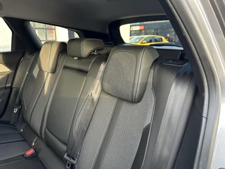 Peugeot 308 SW 1.2 Turbo 130 PK Allure | Automaat | Trekhaak 1400 KG | Navigatie | 360 Graden HD Camera | Full LED Verlichting | Cruise Control | Keyless Entry | Dode Hoek Detectie | Adaptieve Cruise Control | Digitaal Dashbord | 17" Lichtmetalen Velgen | / 28