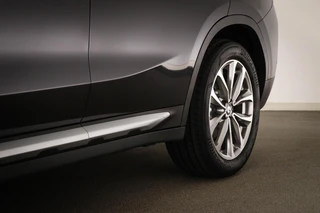BMW X4 xDrive20i Business Edition Plus | PANORAMADAK | HEAD UP | HOUTAFWERKING | STUURVERWARMING | 19" / 23