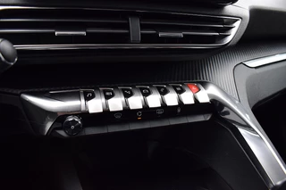 Peugeot 3008 1.2 PureTech Allure | Half Leer | Camera | HUD | Apple CarPlay / 17