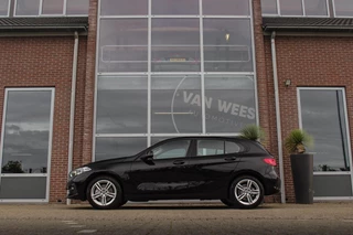 BMW 1-serie 116d F40 Executive Edition | 1e eigenaar | NL Auto | HiFi audio | DAB | LED | Apple Carplay | Rijstrooksensor | Cruise control | Climate control | Sportstuur | Active Guard Plus / 7