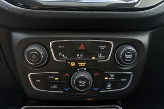 Jeep Compass 4xe 240 Plug-in Hybrid Electric S | Navigatie | Lederen bekleding | Panoramisch schuifdak | Keyless | Stoelverwarming | Zwart dak / 28