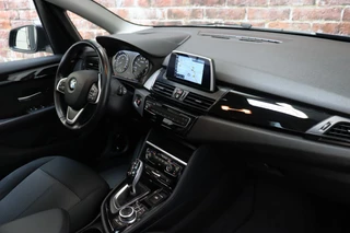 BMW 2 Series Active Tourer 218i Executive Automaat  / Navigatie / Trekhaak / Panoramadak / LED / Achteruitrijcamera / Climate Control / Parkeersensoren voor+achter / Cruise Control / Bluetooth / 36