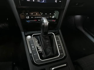 Volkswagen Passat Variant 1.5 TSI 150pk DSG Business Stoelverwarming Virtual Cockpit Navigatie DAB+ / 21