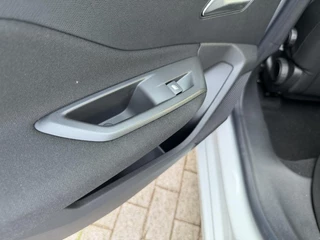Peugeot e-308 SW Style EV 54 kWh | Demo Auto | Tot 8 jaar Garantie | Tot 420 Km WLTP | Navigatie via Telefoon | Warmtepomp | 18" Lichtmetalen Velgen | Adaptieve Cruise Control met Drive Assist | Full LED Verlichting | Climate Control | DAB Radio | Apple Carplay/Android Auto. / 15