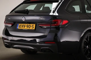 BMW 5-serie Touring 530e xDrive M-Sport | LEDER | STOELVERWARMING | TREKHAAK | 19" / 27