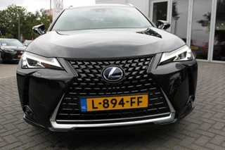 Lexus UX 250h Preference Line NL-AUTO NAVI BLIND SPOT PARKEERSENSOREN SMART-ENTRY APPLE CARPLAY / 9