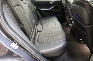 BMW X5 xDrive45e High Executive xLine Automaat  / Panoramadak / SOH 82% / Live Cockpit Professional / Trekhaak / Luchtvering / Stoelventilatie / Personal CoPilot Pack /  Comfortstoelen / Nappa Leder / Harman Kardon / Stoelverwarming / Head-Up Display / Active Steering / Individual Dashboard Leder / 19