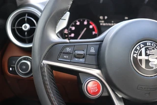 Alfa Romeo Giulia 2.0T SUPER AUT ORIG.NL/A.CarPlay/Ad.Cruise/Stuur&Stoelverw./18inch 114dkm! / 54