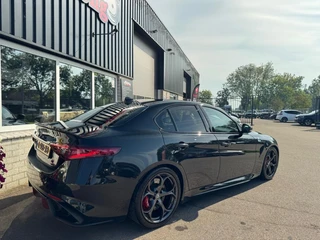 Alfa Romeo Giulia 2.9 V6 QUADRIFOGLIO Carbon pakket Sparco kuipstoelen Carplay Perfect onderhouden! / 18