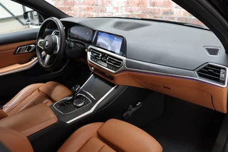 BMW 3 Serie Touring 320i High Executive M Sport Pakket Automaat  / Live Cockpit Professional / Leder / Achteruitrijcamera / DAB / Stoelverwarming / Hifi / Ambiance Verlichting / 18 Inch / LED / Chrome Line / Parkeersensoren voor+achter / Climate Control / 18