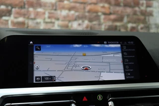 BMW 3 Serie Sedan 320i Executive Sport Line Automaat  / Live Cockpit Professional / M Sportstuurwiel / Shadow Line / 19 Inch / Climate Control / Sportstoelen / Bluetooth / Neerklapbare Achterbank / LED / Parkeersensoren voor+achter / 21