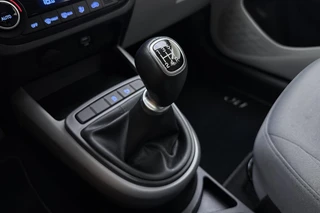 Hyundai i10 1.0 Premium | Camera | Parkeersensoren | Climate control | Weinig kilometers | Cruise control | DAB Radio / 26