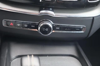 Volvo XC60 T6 Recharge AWD R-Design | Trekhaak | Parkeercamera |Panoramadak | Longe Range | Keyless / 40