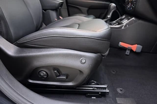 Jeep Compass 4xe 240 Plug-in Hybrid Electric S Automaat | Lederen bekleding | Trekhaak | Camera | Keyless | Lichtmetalen velgen black | Climate control / 20