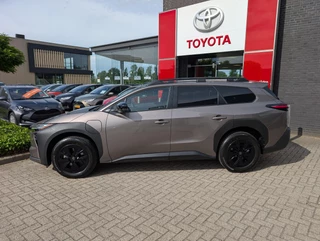 Toyota bZ4X Touring Dynamic 75 kWh NIEUW DIRECT LEVERBAAR! 360 CAMERA STOEL/STUURVERW WARMTEPOMP BLIND SPOT EL-ACHTERKLEP KEYLESS PARK-SENSOREN APPLE/ANDROID / 10