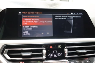 BMW 3 Serie Sedan 318i Executive Sport Line Automaat  / Live Cockpit Professional / Stoelverwarming / Parkeersensoren voor+achter / LED / 18 Inch / DAB / Climate Control / Shadow Line / Extra Getint Glas / Apple CarPlay / Cruise Control / Lichtpakket / 25