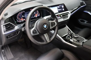 BMW 3 Serie Sedan 320i Executive Sport Line Automaat  / Live Cockpit Professional / M Sportstuurwiel / Shadow Line / 19 Inch / Climate Control / Sportstoelen / Bluetooth / Neerklapbare Achterbank / LED / Parkeersensoren voor+achter / 13
