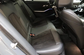 BMW 3 Serie Sedan 320i High Executive M Sport Pakket Automaat  / Live Cockpit Professional / Schuif-/kanteldak / Achteruitrijcamera / Stoelverwarming / DAB / Shadow Line / Apple CarPlay / LED / 19 Inch / Extra Getint Glas / 18