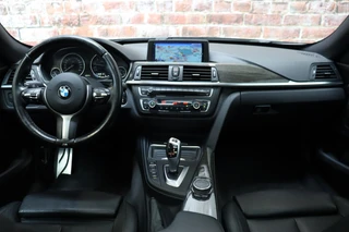 BMW 3 Serie Gran Turismo 335i xDrive High Executive M Sport Pakket Automaat  / Navigatiesysteem Professional / Panoramadak / Trekhaak / Leder / Innovatiepakket / 18 Inch / Shadow Line / Active Cruise Control met Stop en Go-functie / Stoelverwarming / Climate Control / Xenon / Extra Getint Glas / 16