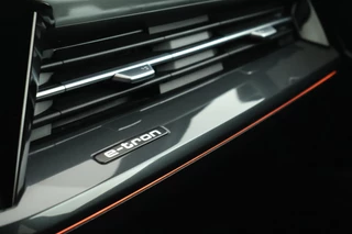 Audi Q4 Sportback e-tron 40 S edition 77 kWh SOH 93% Trekhaak Camera HUD Sonos Panoramadak Stoelverwarming Navigatie S-Line / 44