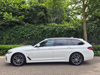 BMW 5-serie Touring 530e M Sport LED CarPlay Elek. Stoelen 100% dealer onderhouden 530e Business Edition Plus / 24