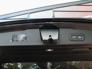 Volvo V60 T8 AWD Plus Dark 455PK Panoramadak HeadUp Display 360 Cam Alarm Getint glas / 17