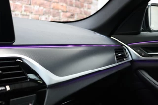 BMW 5 Serie Touring 520i High Executive M Sport Pakket Automaat  / Trekhaak / Panoramadak / Stoelverwarming / Nappa Leder / Comfortstoelen / Achteruitrijcamera / Apple Carplay / Driving Assistant / Cruise Control / Navigatie Professional / Adaptief Onderstel / 46