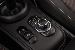 MINI Countryman 1.5 Cooper Essential | 1e eigenaar | NL auto | Driving Assistant | Camera | Sportstuur | Keyless entry | Stoelverwarming | LED | Carplay | DAB | Navigatie | PDC / 31