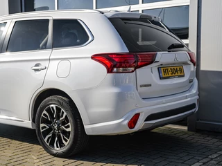 Mitsubishi Outlander 2.0 PHEV instyle | Leder | Xenon | 360 camera | Keyless | Stoelverwarming | PDC v+a / 21