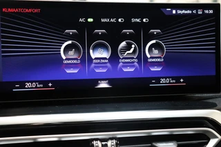 BMW 3 Serie Touring 330e High Executive M Sport Pakket Automaat  / Live Cockpit Professional / SOH 93 % / Driving Assistant / Panoramadak / Trekhaak / Leder / Harman Kardon / Innovation Pack / Parking Assistant / Travel Pack / Curved Display / 19 Inch / Shadow Line / 39