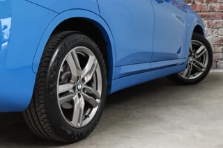 BMW X1 sDrive18i High Executive M Sport Pakket Automaat  / Navigatiesysteem Professional / Panoramadak / 18 Inch / LED / Stoelverwarming / Achteruitrijcamera / Extra Getint Glas / Harman Kardon / Shadow Line / Parkeersensoren voor+achter / 7