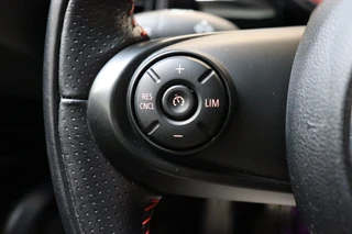 MINI Cooper Hatchback Chili Serious Business 3 deurs / Navigatiesysteem / Leder / John Cooper Works Exterieurpakket / Lichtpakket / Extra Getint Glas / Climate Control / Parkeersensoren / LED / Bluetooth / Cruise Control / Sportstoelen / 17 Inch / 33