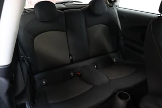 MINI Cooper Hatchback Business 3 deurs  / Navigatiesysteem / Airconditioning / Cruise Control / Bluetooth / Audio / 15 Inch / Elektrisch Pakket / 16