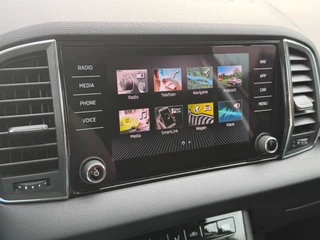 Skoda Karoq 1.5 TSI ACT Business Edition, trekhaak, stoelverwarming, navigatie, climaat controle / 16