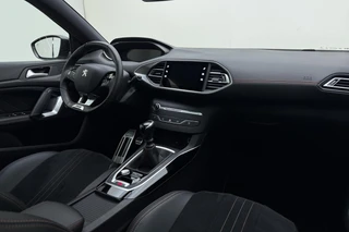 Peugeot 308 SW 1.2T Blue Lease GT | Panorama dak | 18'' Lichtmetalen velgen | Full LED | Trekhaak | Alcantara bekleding | Digitale Cockpit | Apple Carplay & Android Auto | Keyless Entry & Start | Camera | Climate Control | Navigatie | VOL! / 16